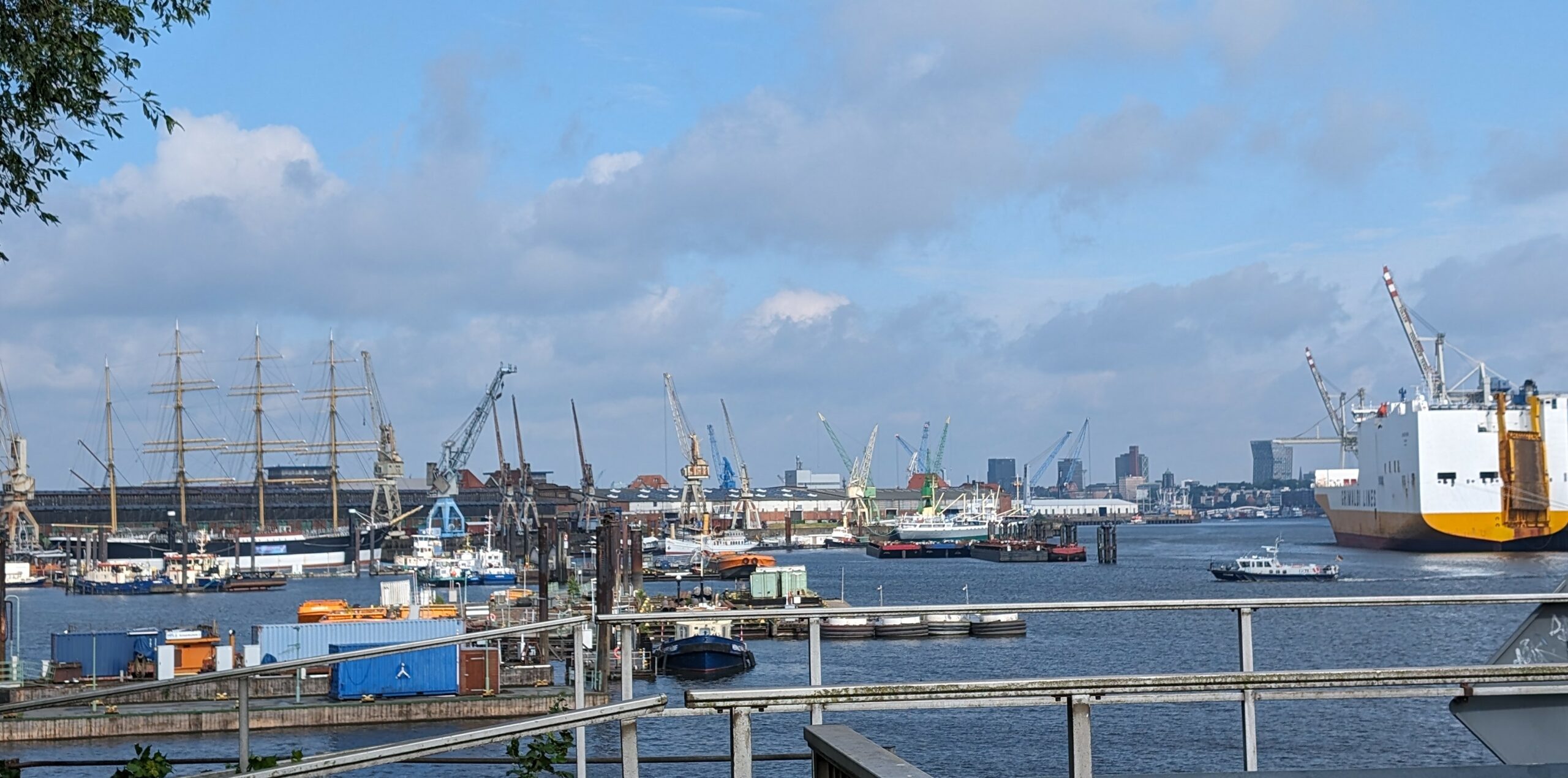 Der Bub rollt los – Abgabe am Hamburger Hafen